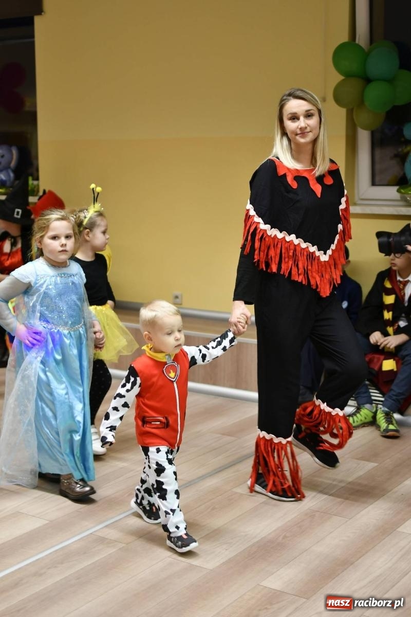 Zdjęcie w galerii na portalu naszraciborz.pl: Ponad sto bajkowych i filmowych postaci na balu karnawałowym w Pietrowicach Wielkich wiadomości z regionu