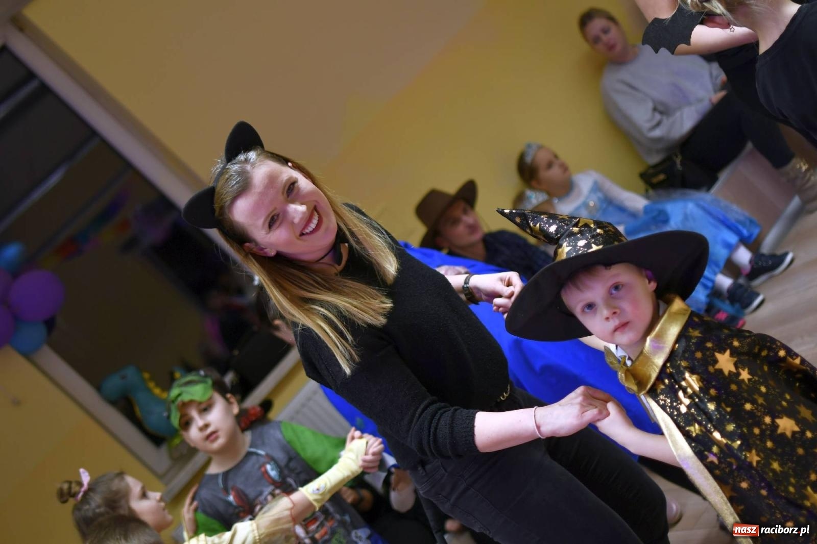 Zdjęcie w galerii na portalu naszraciborz.pl: Ponad sto bajkowych i filmowych postaci na balu karnawałowym w Pietrowicach Wielkich wiadomości z regionu