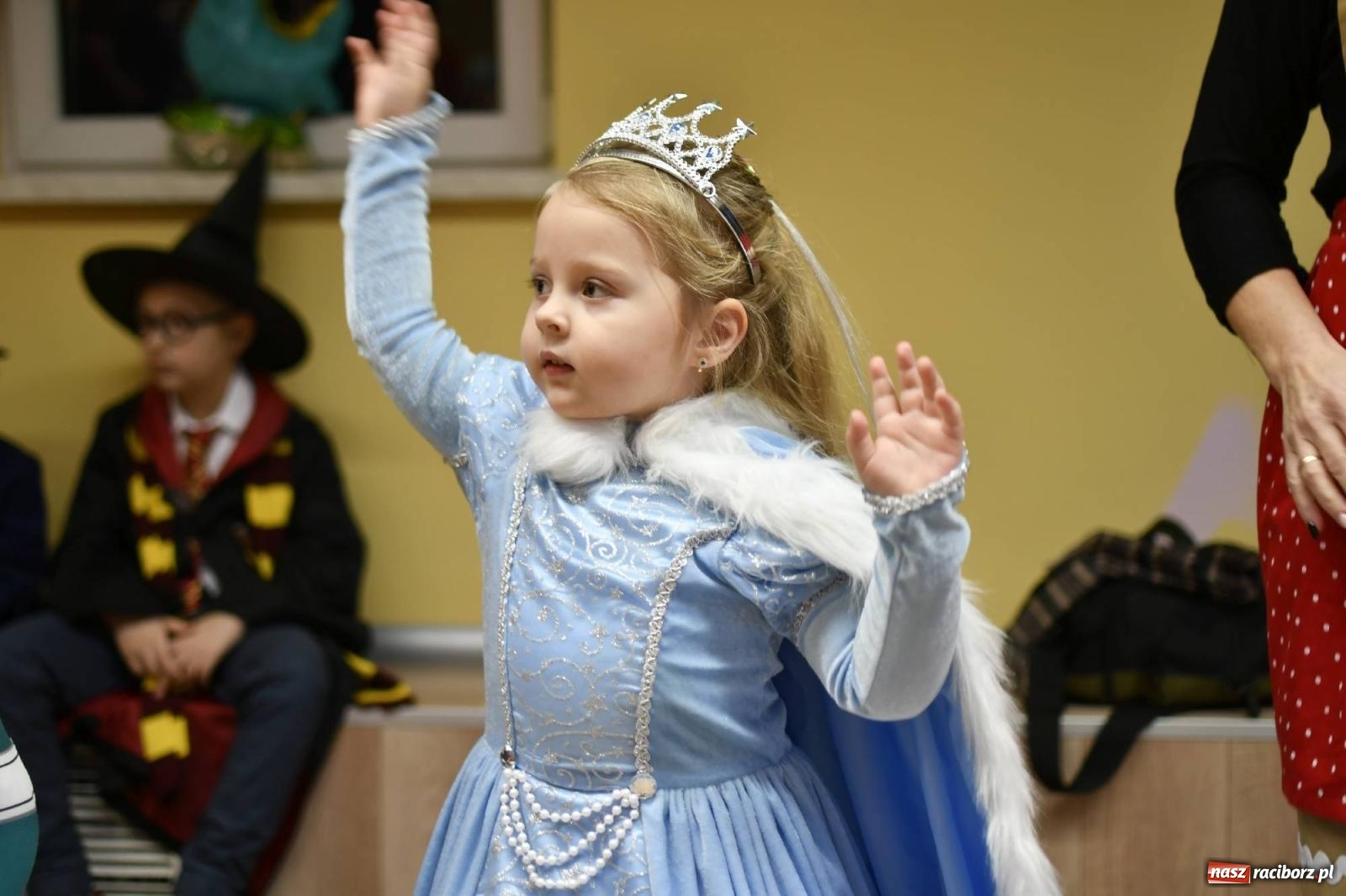 Zdjęcie w galerii na portalu naszraciborz.pl: Ponad sto bajkowych i filmowych postaci na balu karnawałowym w Pietrowicach Wielkich wiadomości z regionu