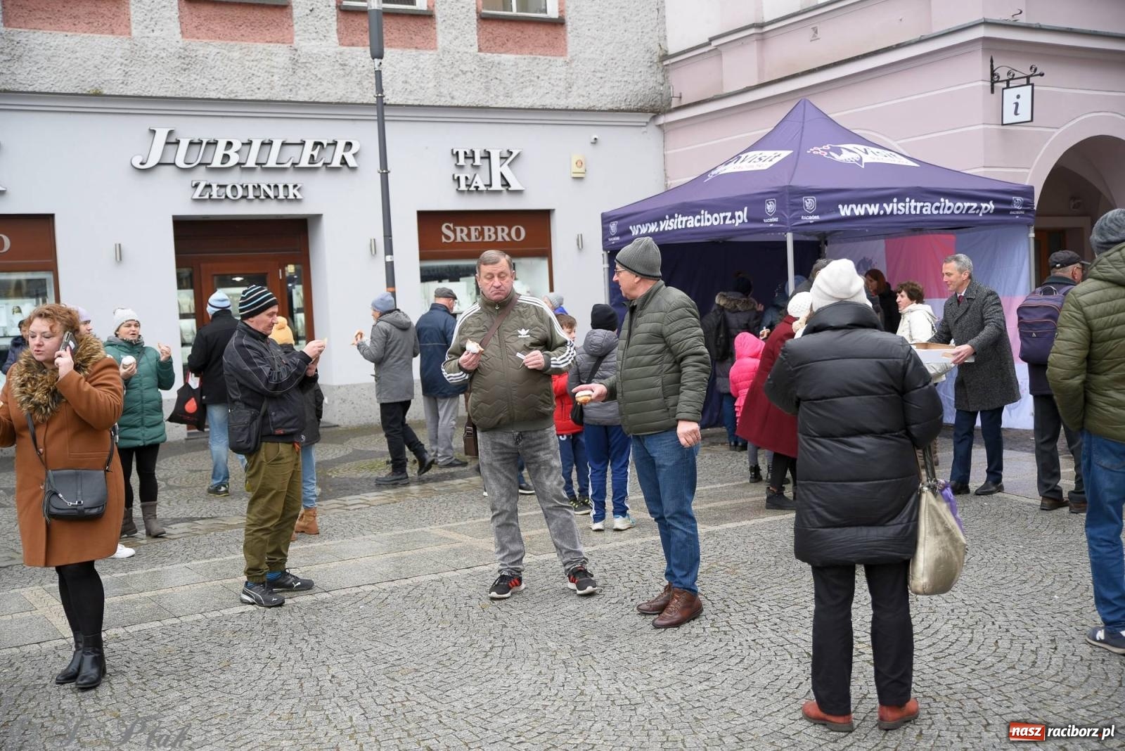Zdjęcie w galerii na portalu naszraciborz.pl: Prezydent rozdawał pączki i faworki na Rynku i Długiej wiadomości z regionu