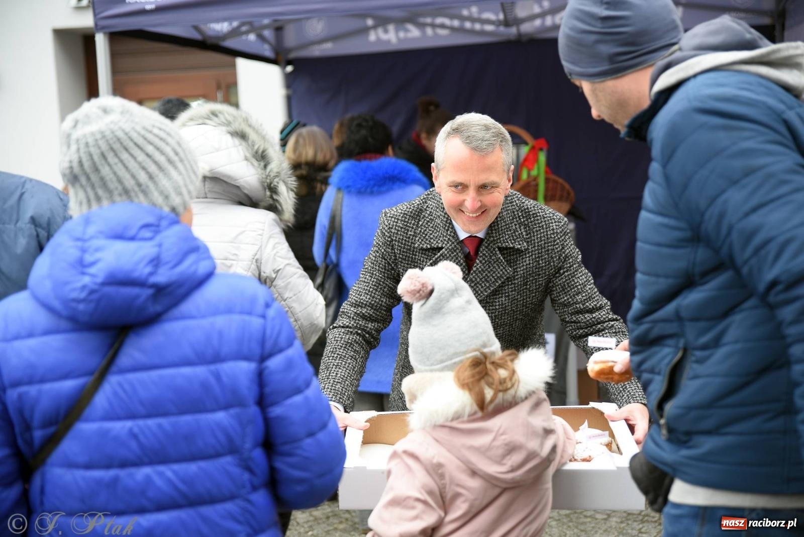 Zdjęcie w galerii na portalu naszraciborz.pl: Prezydent rozdawał pączki i faworki na Rynku i Długiej wiadomości z regionu
