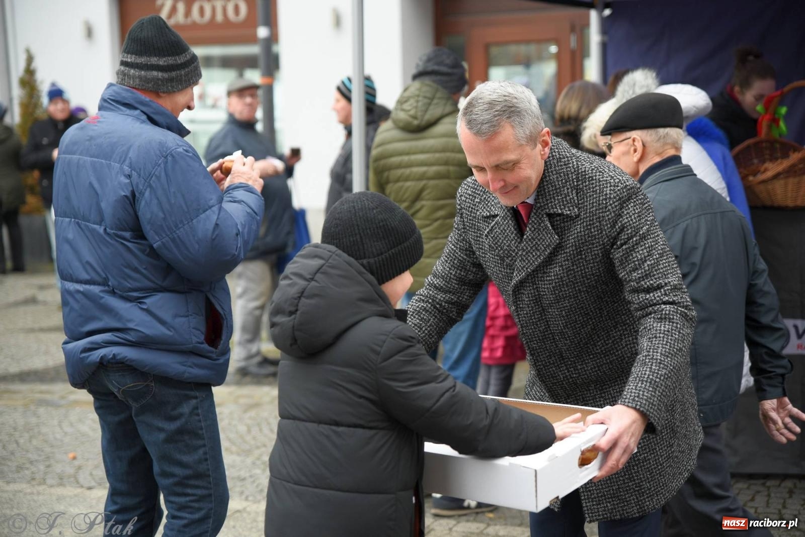 Zdjęcie w galerii na portalu naszraciborz.pl: Prezydent rozdawał pączki i faworki na Rynku i Długiej wiadomości z regionu