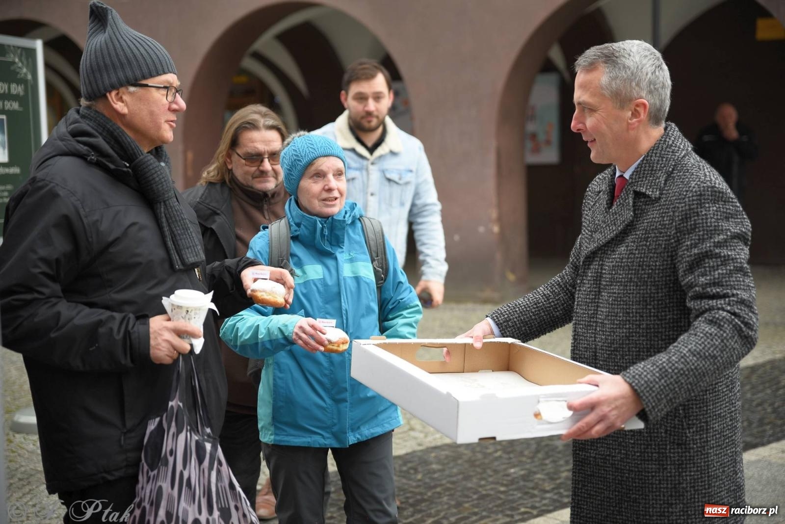 Zdjęcie w galerii na portalu naszraciborz.pl: Prezydent rozdawał pączki i faworki na Rynku i Długiej wiadomości z regionu