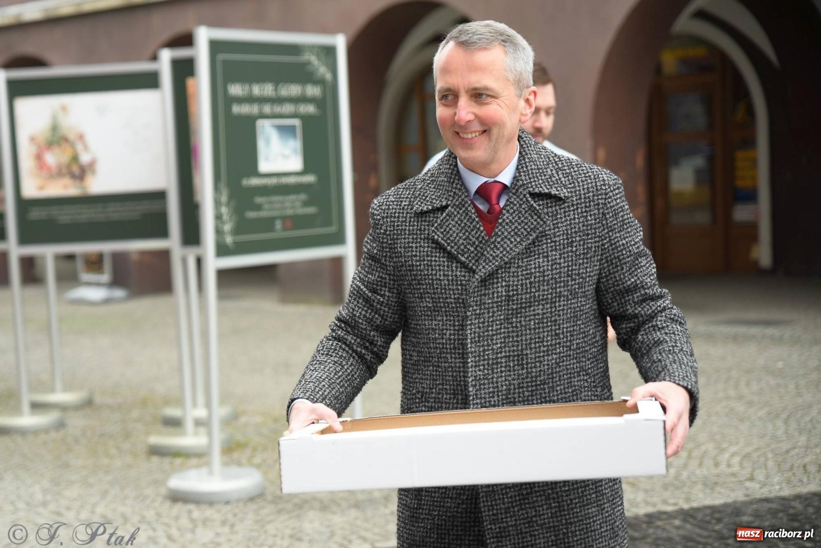 Zdjęcie w galerii na portalu naszraciborz.pl: Prezydent rozdawał pączki i faworki na Rynku i Długiej wiadomości z regionu