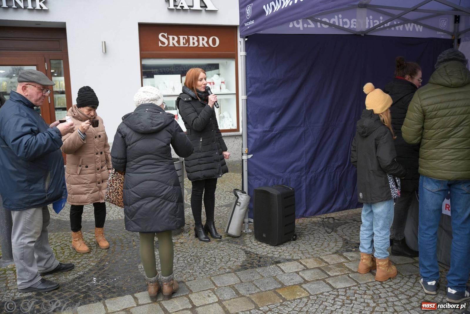Zdjęcie w galerii na portalu naszraciborz.pl: Prezydent rozdawał pączki i faworki na Rynku i Długiej wiadomości z regionu