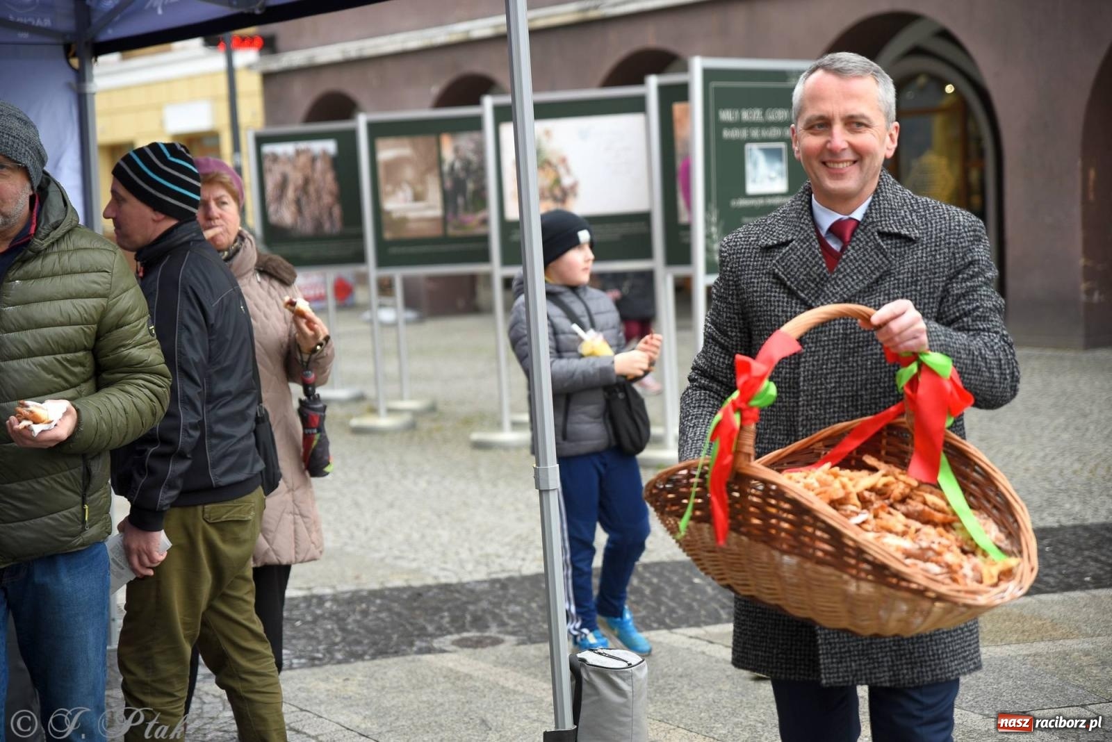 Zdjęcie w galerii na portalu naszraciborz.pl: Prezydent rozdawał pączki i faworki na Rynku i Długiej wiadomości z regionu