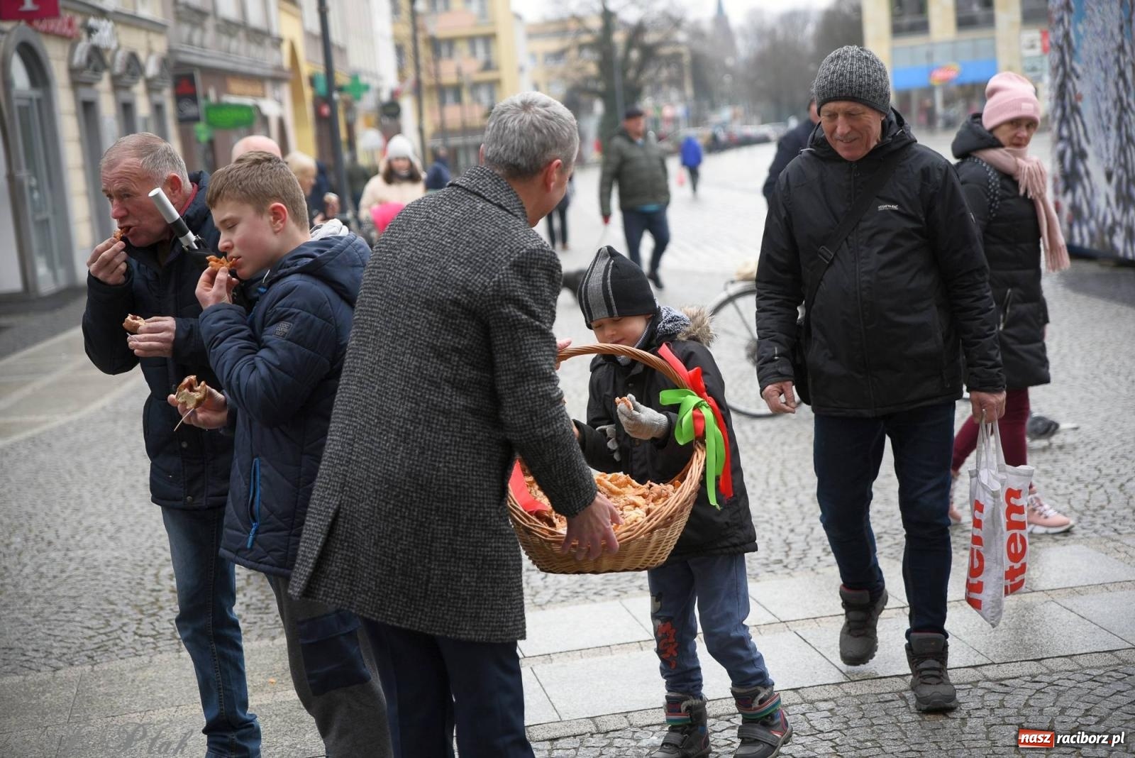 Zdjęcie w galerii na portalu naszraciborz.pl: Prezydent rozdawał pączki i faworki na Rynku i Długiej wiadomości z regionu