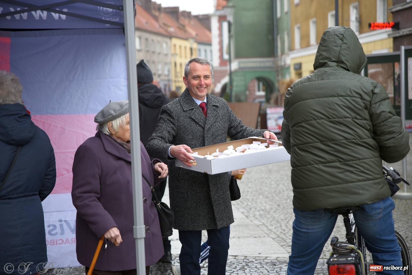 Zdjęcie w galerii na portalu naszraciborz.pl: Prezydent rozdawał pączki i faworki na Rynku i Długiej wiadomości z regionu
