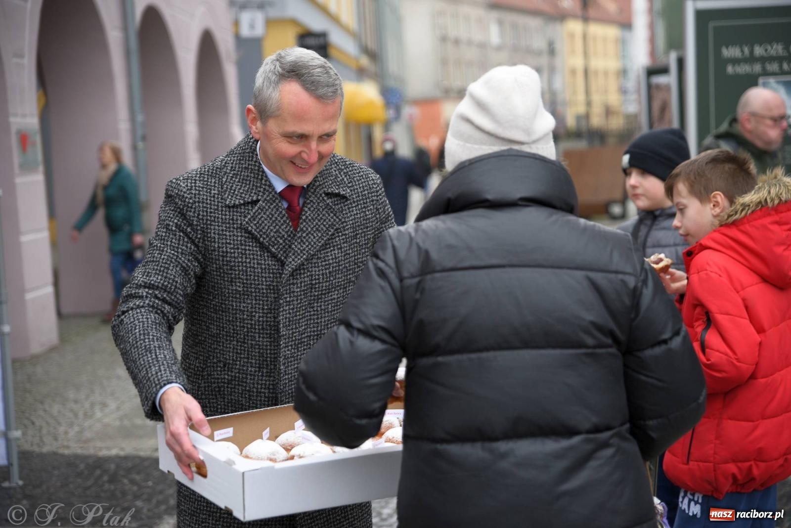 Zdjęcie w galerii na portalu naszraciborz.pl: Prezydent rozdawał pączki i faworki na Rynku i Długiej wiadomości z regionu