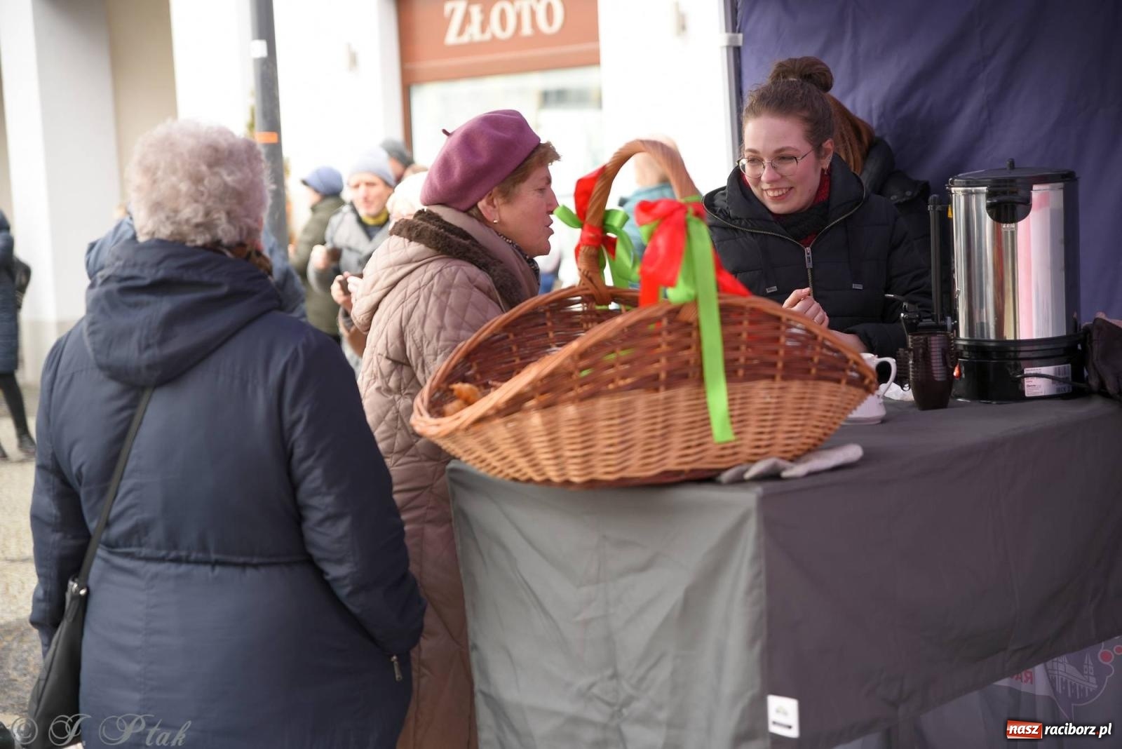 Zdjęcie w galerii na portalu naszraciborz.pl: Prezydent rozdawał pączki i faworki na Rynku i Długiej wiadomości z regionu