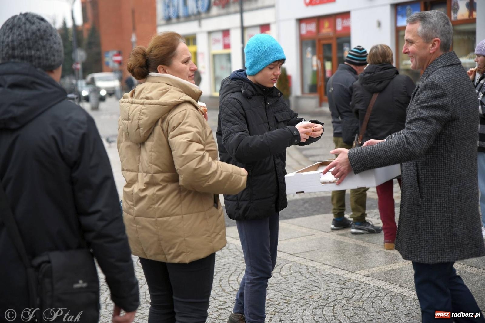 Zdjęcie w galerii na portalu naszraciborz.pl: Prezydent rozdawał pączki i faworki na Rynku i Długiej wiadomości z regionu
