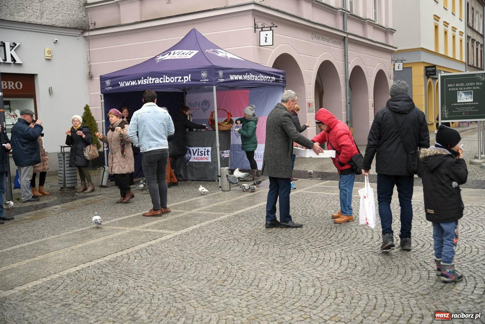 Zdjęcie w galerii na portalu naszraciborz.pl: Prezydent rozdawał pączki i faworki na Rynku i Długiej wiadomości z regionu