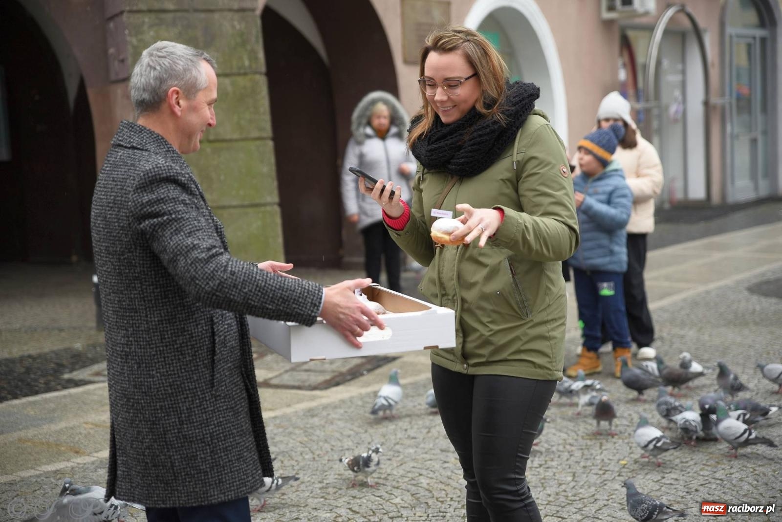 Zdjęcie w galerii na portalu naszraciborz.pl: Prezydent rozdawał pączki i faworki na Rynku i Długiej wiadomości z regionu