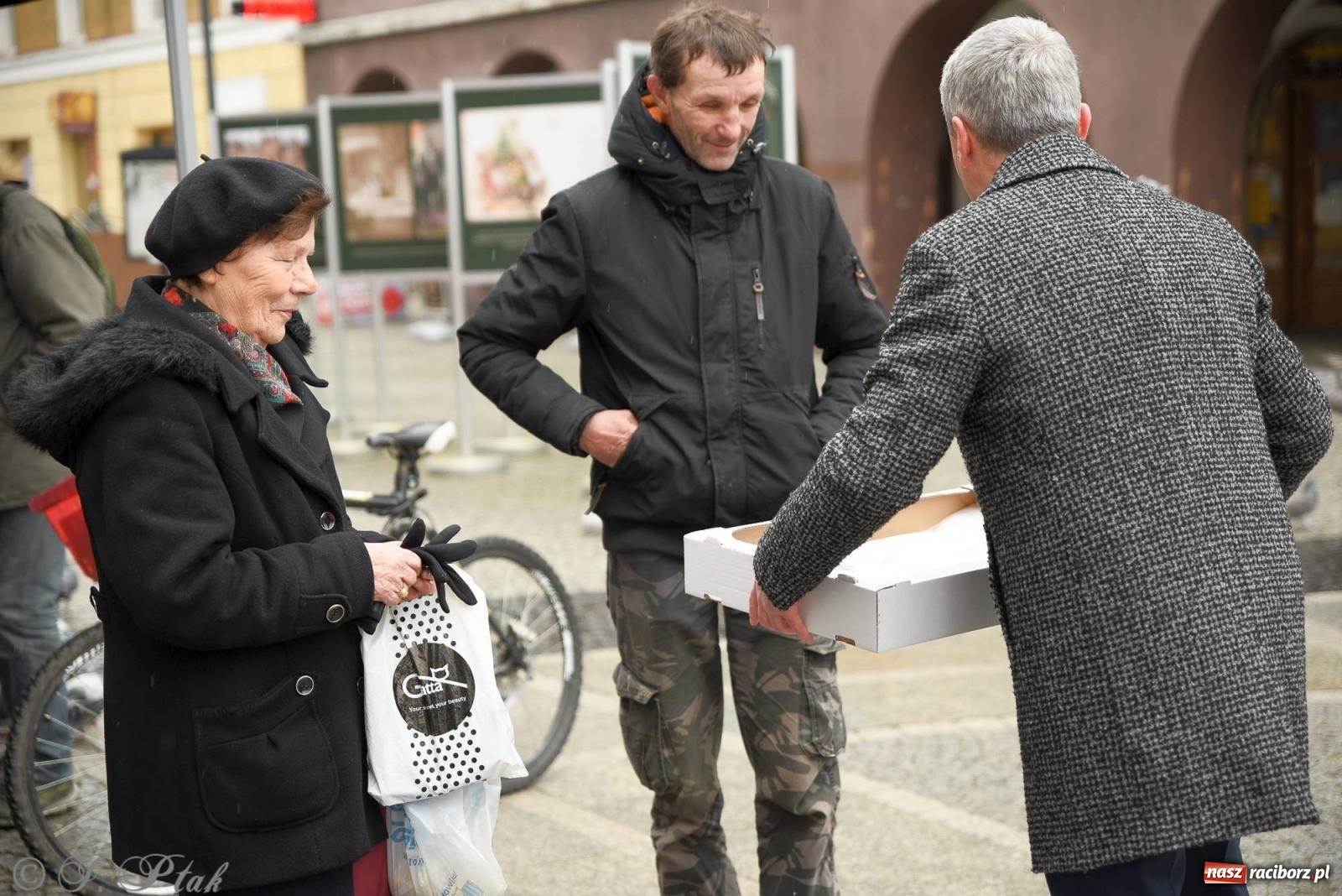 Zdjęcie w galerii na portalu naszraciborz.pl: Prezydent rozdawał pączki i faworki na Rynku i Długiej wiadomości z regionu