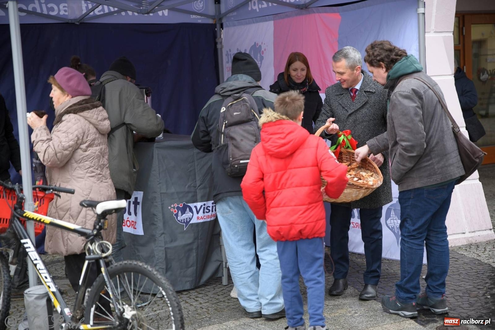 Zdjęcie w galerii na portalu naszraciborz.pl: Prezydent rozdawał pączki i faworki na Rynku i Długiej wiadomości z regionu