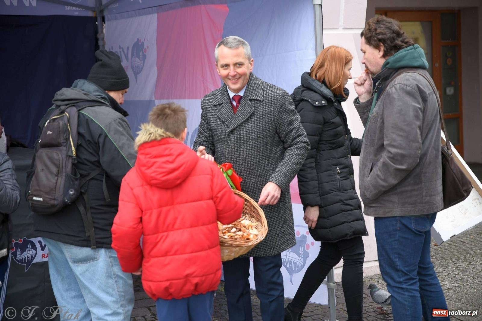 Zdjęcie w galerii na portalu naszraciborz.pl: Prezydent rozdawał pączki i faworki na Rynku i Długiej wiadomości z regionu