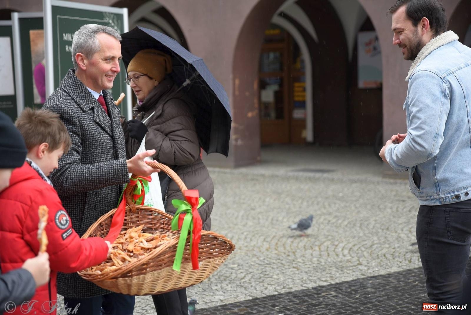 Zdjęcie w galerii na portalu naszraciborz.pl: Prezydent rozdawał pączki i faworki na Rynku i Długiej wiadomości z regionu