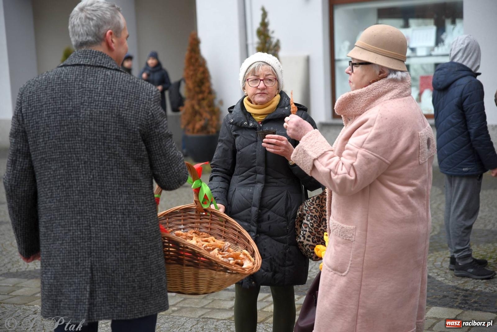 Zdjęcie w galerii na portalu naszraciborz.pl: Prezydent rozdawał pączki i faworki na Rynku i Długiej wiadomości z regionu