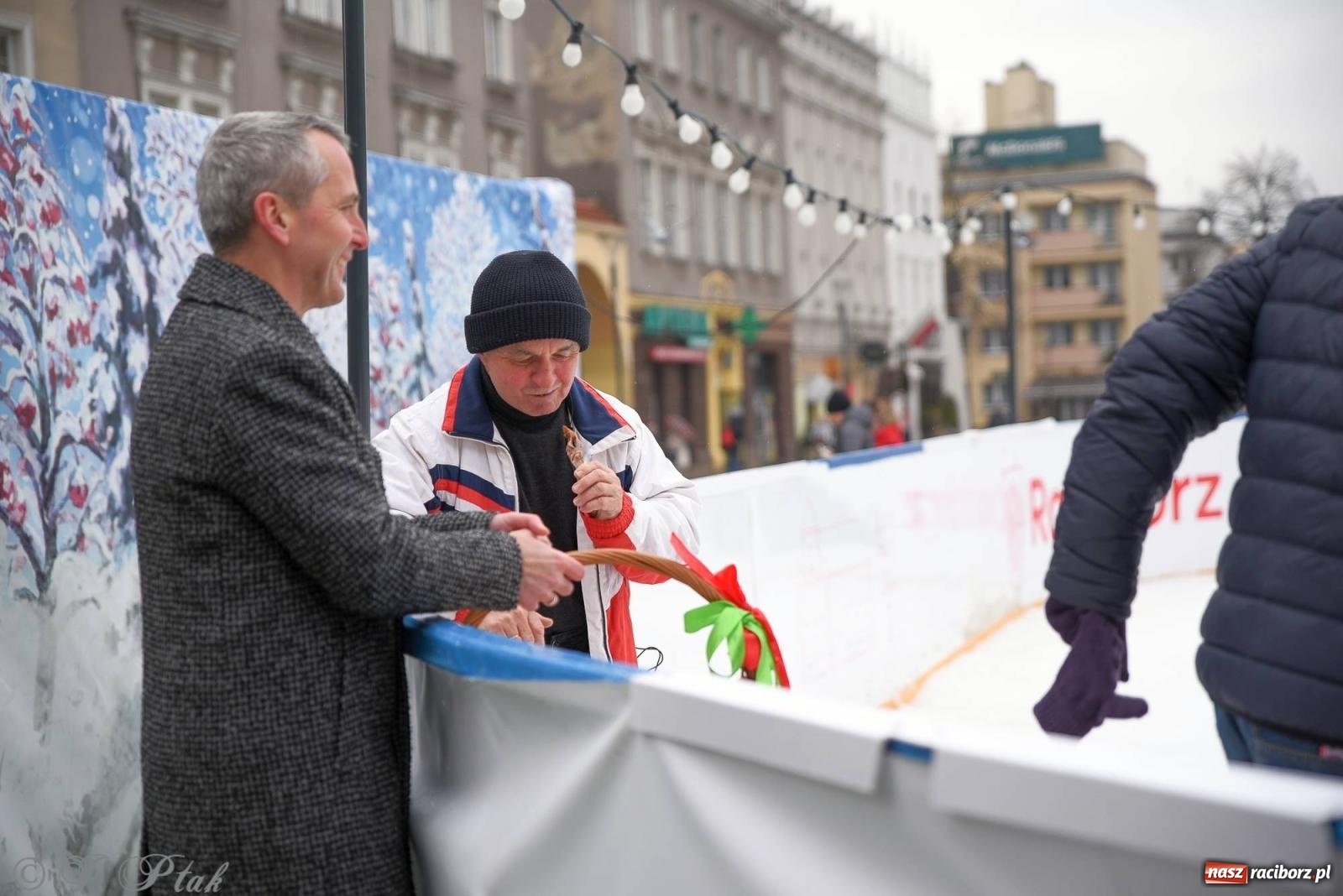 Zdjęcie w galerii na portalu naszraciborz.pl: Prezydent rozdawał pączki i faworki na Rynku i Długiej wiadomości z regionu