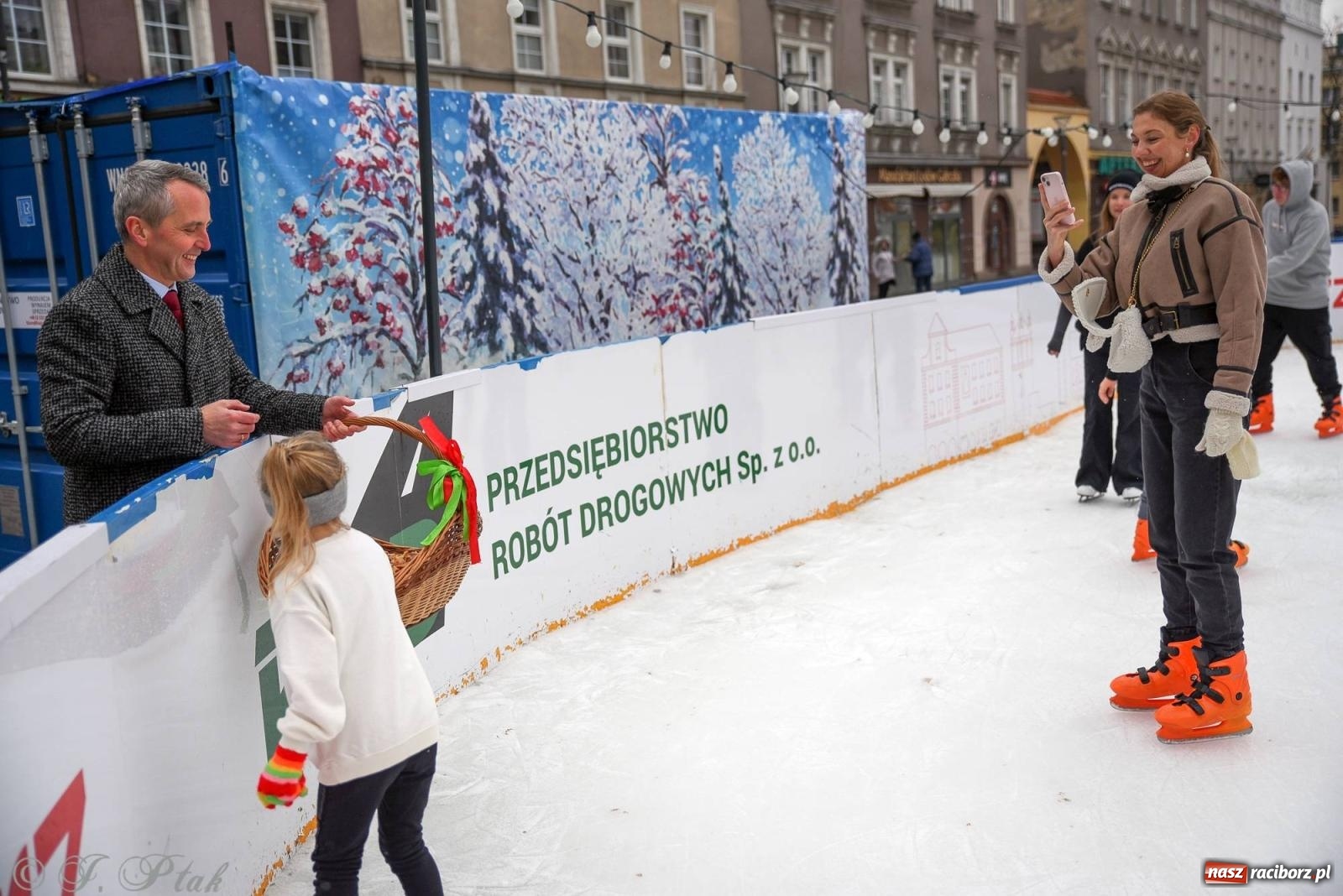 Zdjęcie w galerii na portalu naszraciborz.pl: Prezydent rozdawał pączki i faworki na Rynku i Długiej wiadomości z regionu