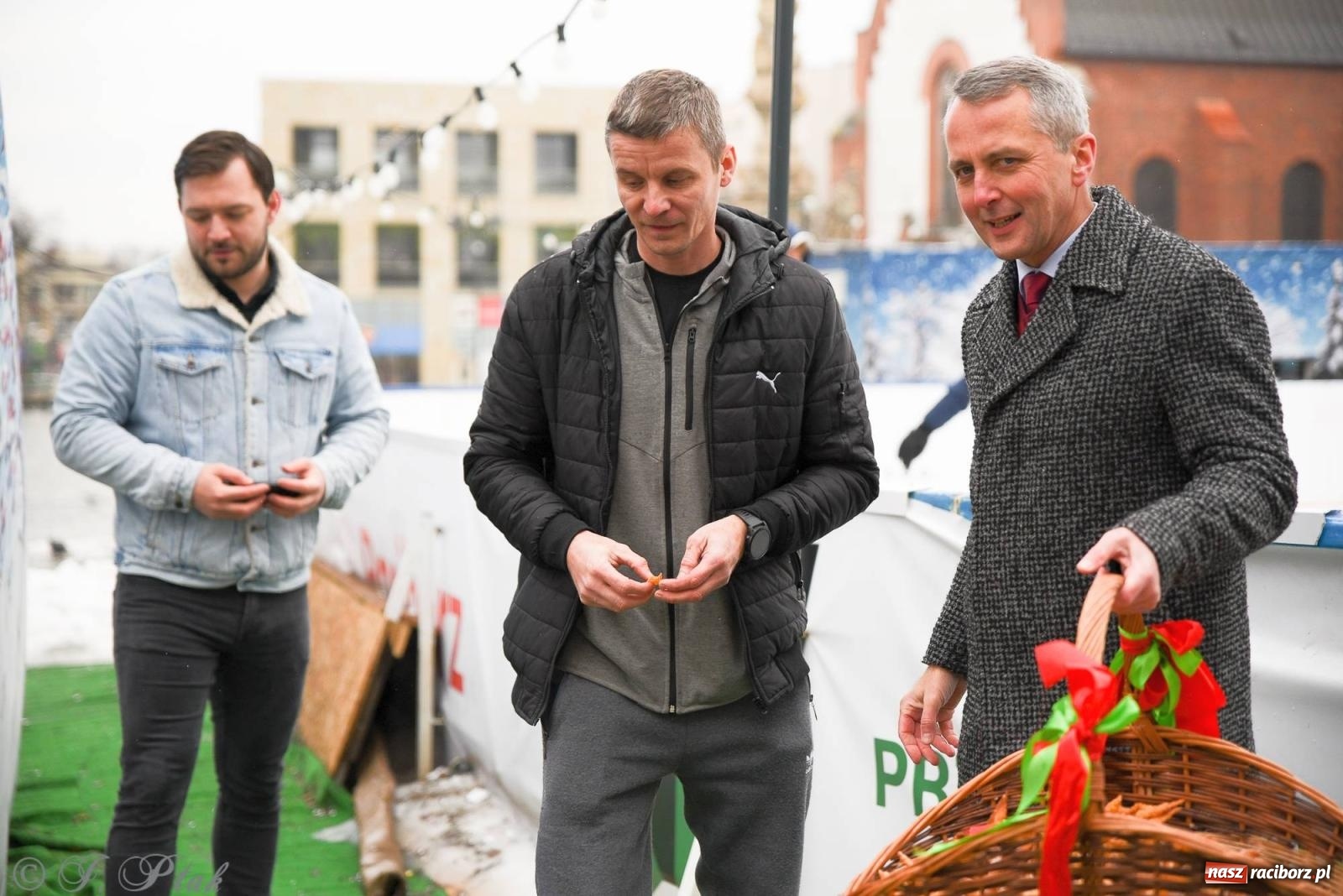 Zdjęcie w galerii na portalu naszraciborz.pl: Prezydent rozdawał pączki i faworki na Rynku i Długiej wiadomości z regionu