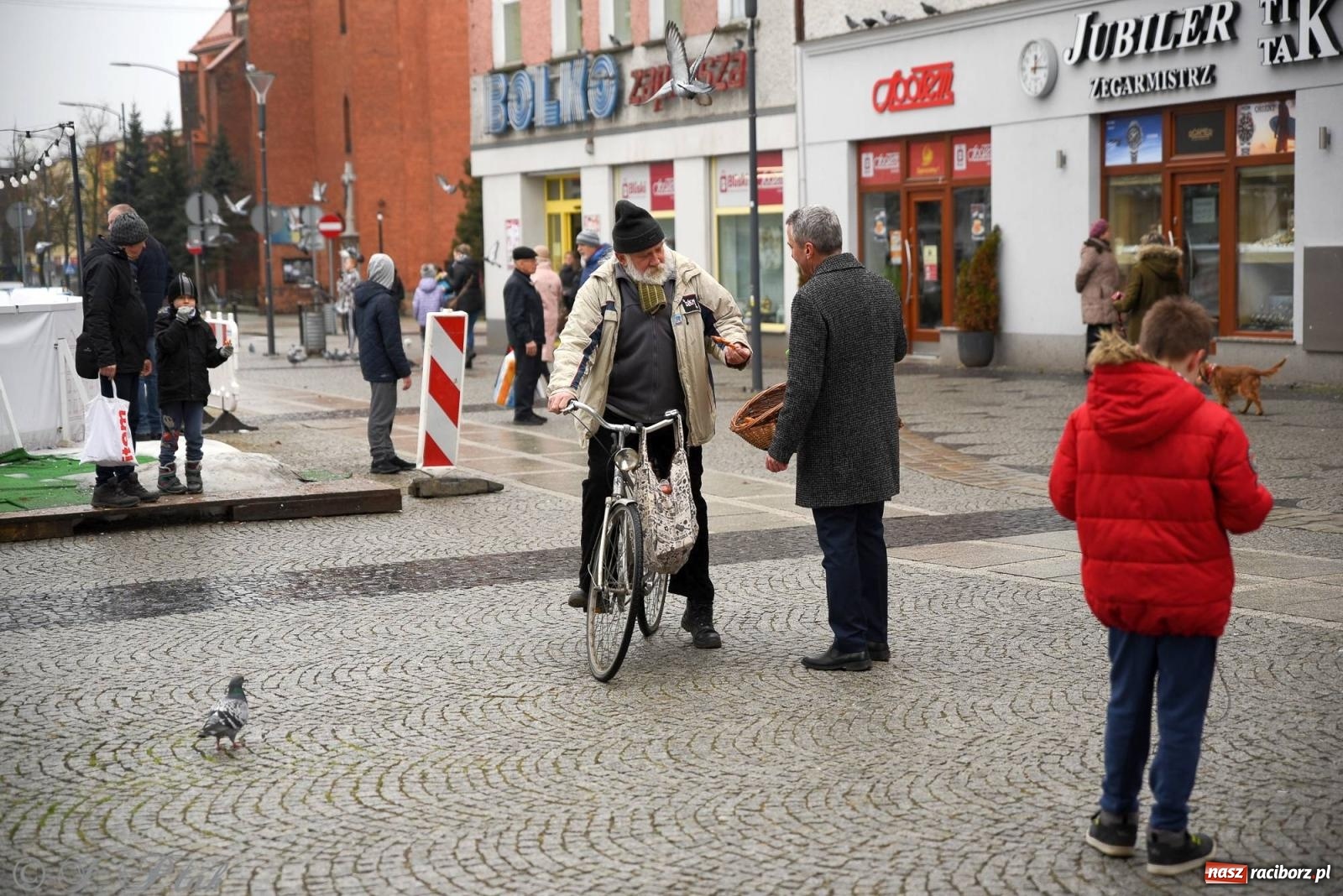 Zdjęcie w galerii na portalu naszraciborz.pl: Prezydent rozdawał pączki i faworki na Rynku i Długiej wiadomości z regionu