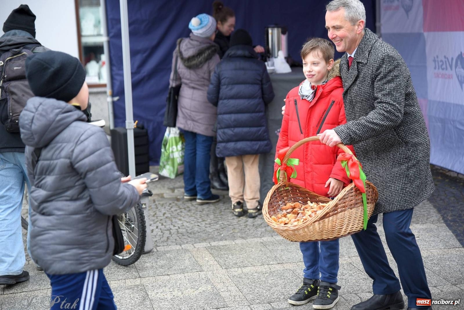 Zdjęcie w galerii na portalu naszraciborz.pl: Prezydent rozdawał pączki i faworki na Rynku i Długiej wiadomości z regionu