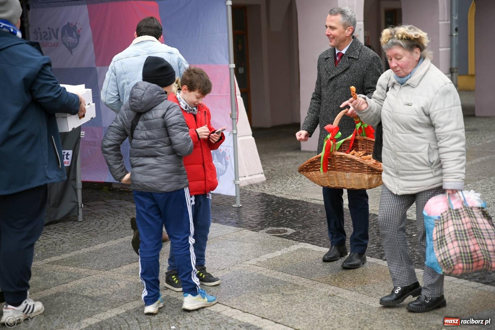Zdjęcie w galerii na portalu naszraciborz.pl: Prezydent rozdawał pączki i faworki na Rynku i Długiej wiadomości z regionu