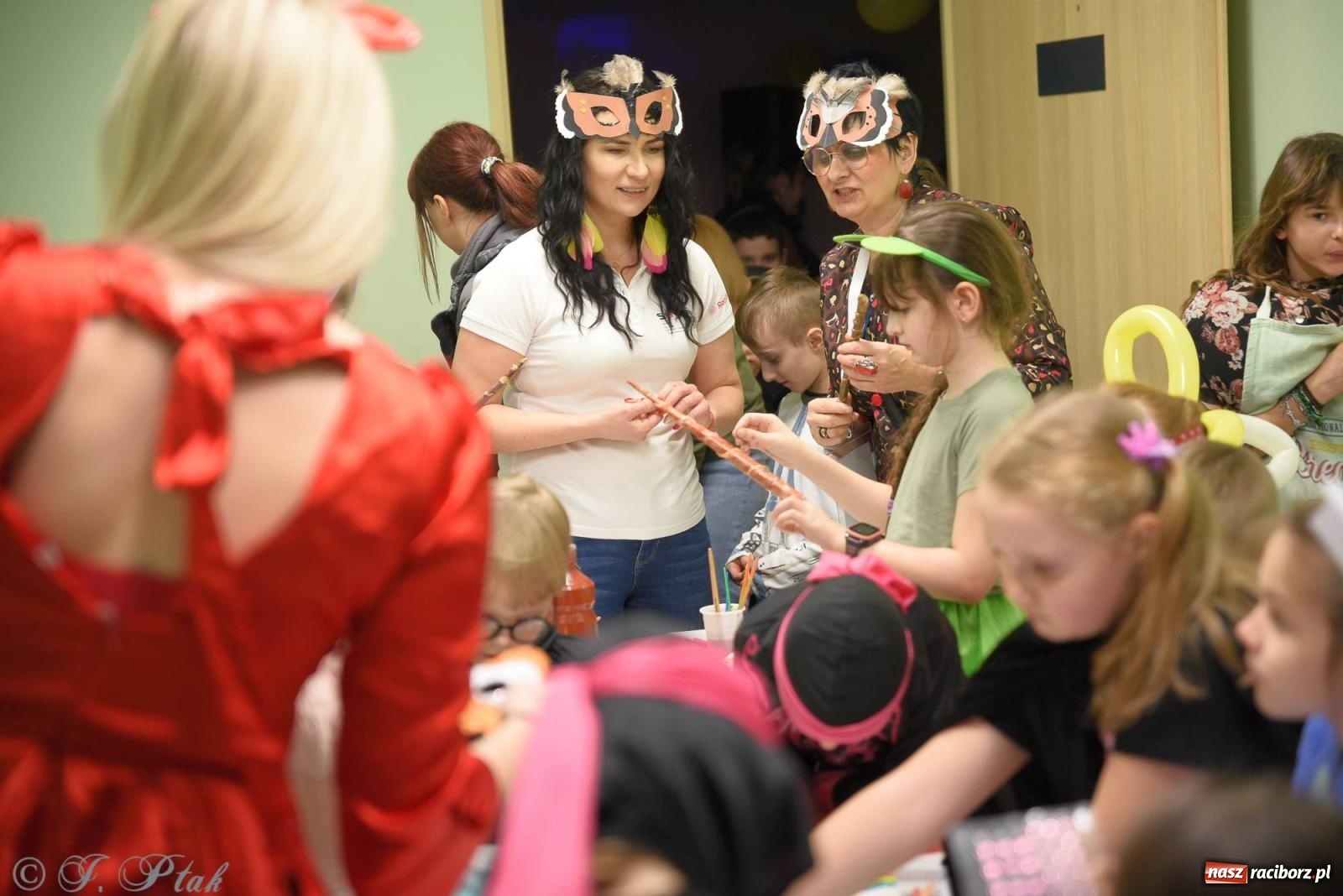 Zdjęcie w galerii na portalu naszraciborz.pl: Sportowy bal karnawałowy w arenie przy Łąkowej wiadomości z regionu