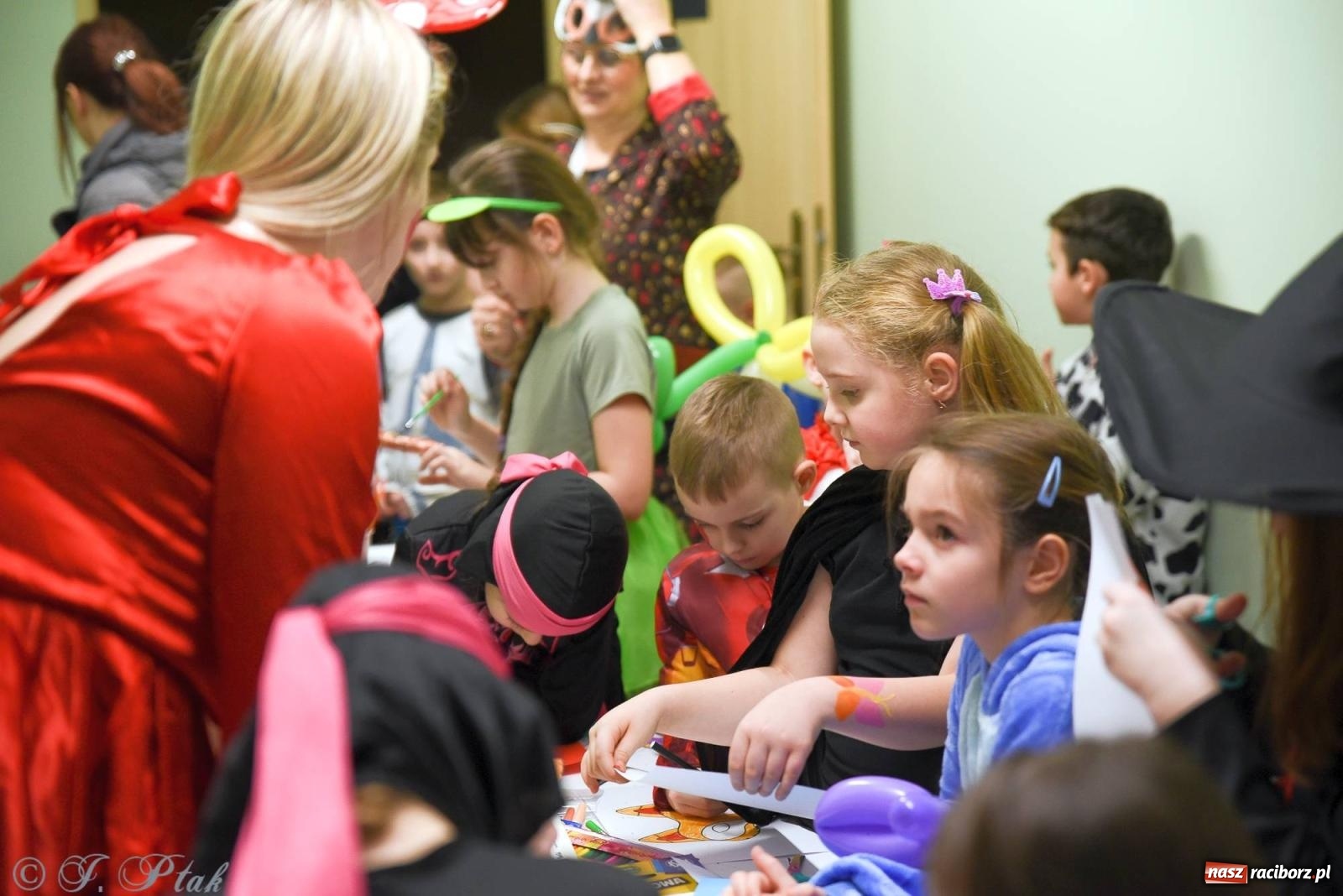 Zdjęcie w galerii na portalu naszraciborz.pl: Sportowy bal karnawałowy w arenie przy Łąkowej wiadomości z regionu