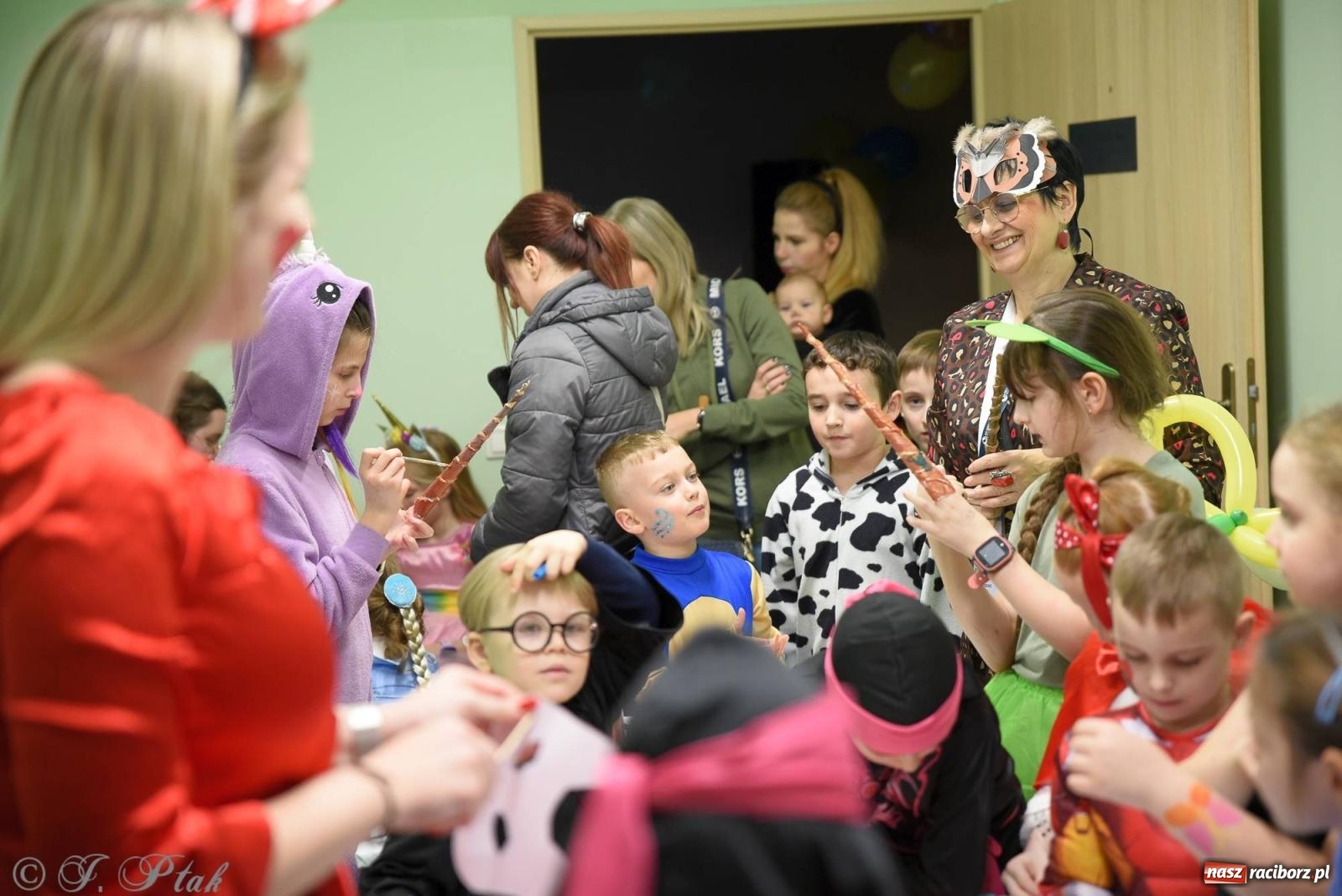 Zdjęcie w galerii na portalu naszraciborz.pl: Sportowy bal karnawałowy w arenie przy Łąkowej wiadomości z regionu