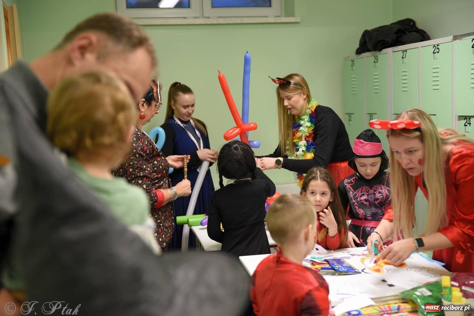 Zdjęcie w galerii na portalu naszraciborz.pl: Sportowy bal karnawałowy w arenie przy Łąkowej wiadomości z regionu