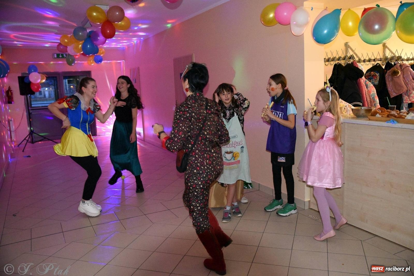 Zdjęcie w galerii na portalu naszraciborz.pl: Sportowy bal karnawałowy w arenie przy Łąkowej wiadomości z regionu