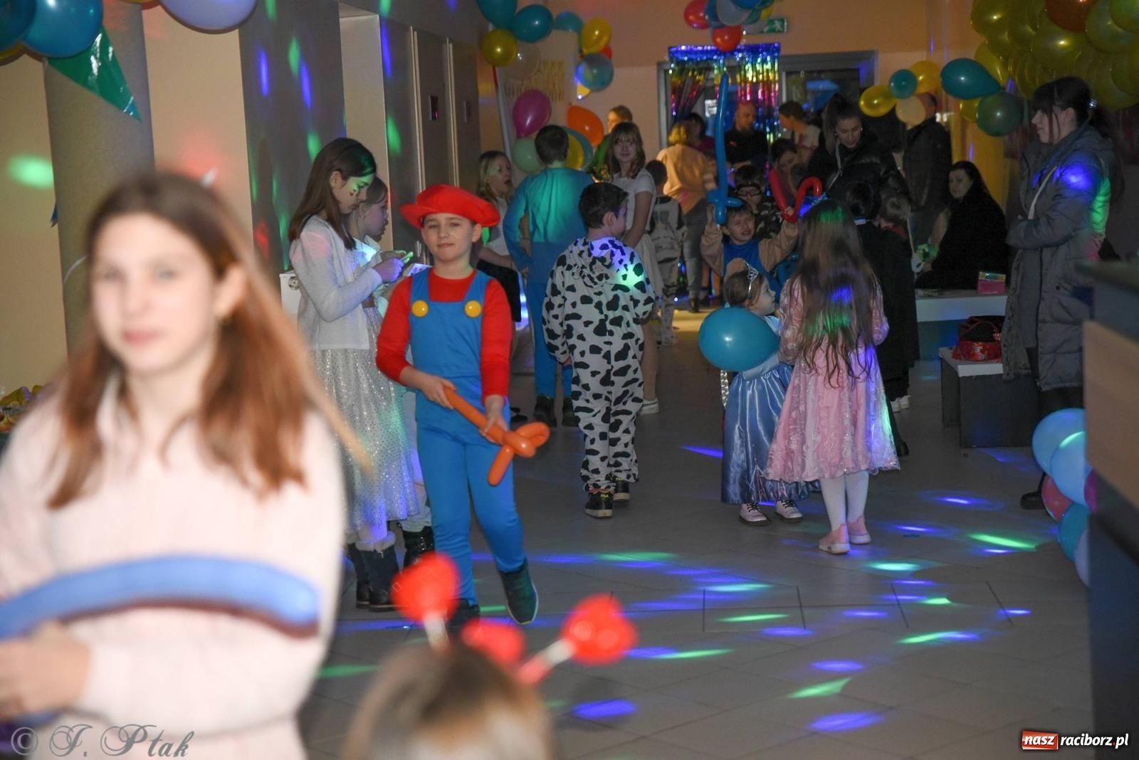 Zdjęcie w galerii na portalu naszraciborz.pl: Sportowy bal karnawałowy w arenie przy Łąkowej wiadomości z regionu