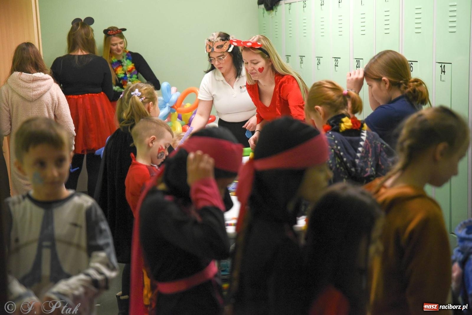Zdjęcie w galerii na portalu naszraciborz.pl: Sportowy bal karnawałowy w arenie przy Łąkowej wiadomości z regionu