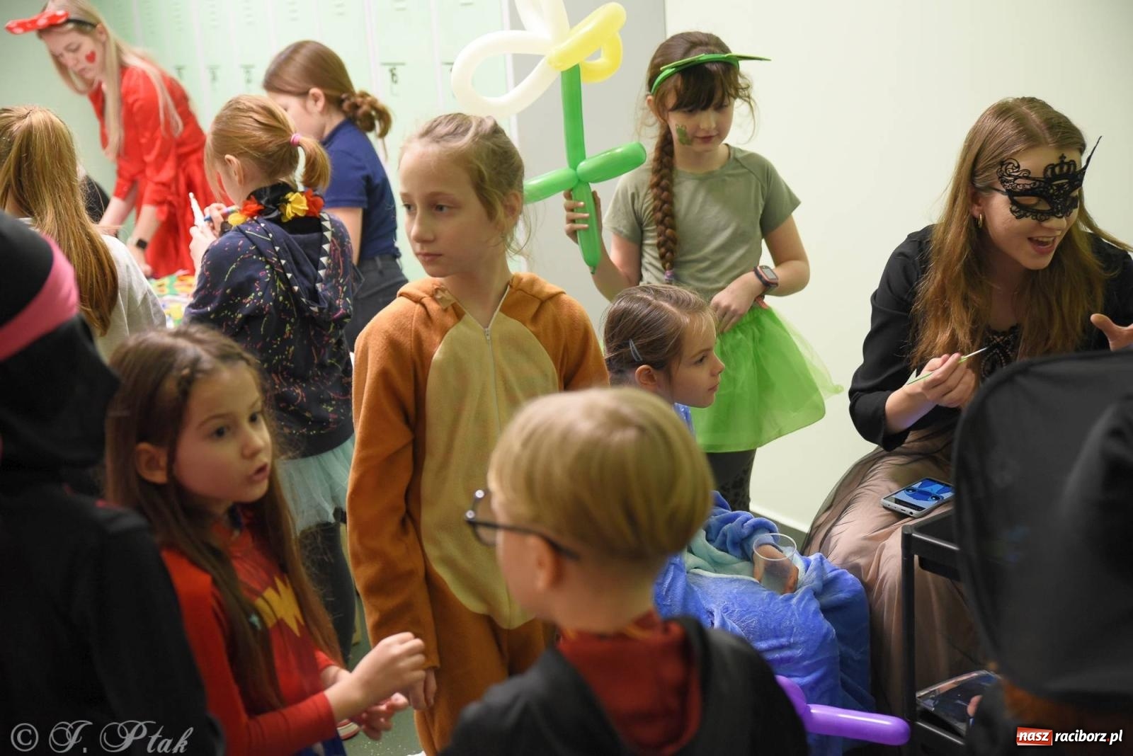 Zdjęcie w galerii na portalu naszraciborz.pl: Sportowy bal karnawałowy w arenie przy Łąkowej wiadomości z regionu