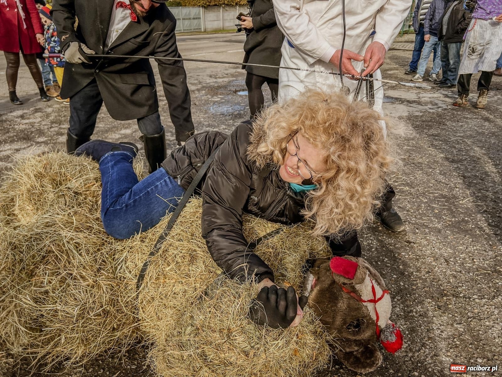 Zdjęcie w galerii na portalu naszraciborz.pl: Tanzbär, czyli ostatki po samborowicku. Zegnamy karnawał 2024 wiadomości z regionu