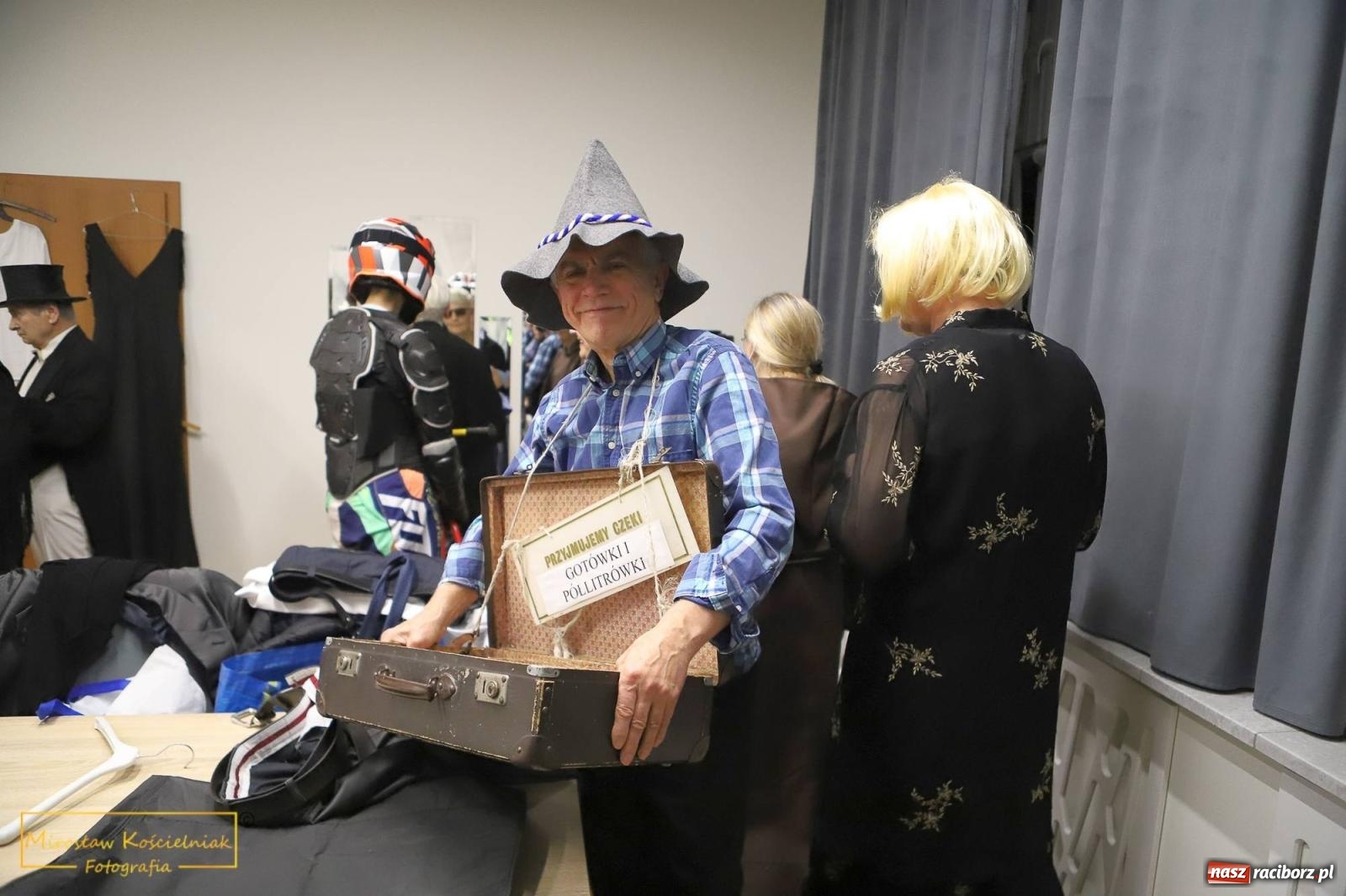 Zdjęcie w galerii na portalu naszraciborz.pl: W Borucinie pogrzebali basa. Karnawał przechodzi do historii wiadomości z regionu