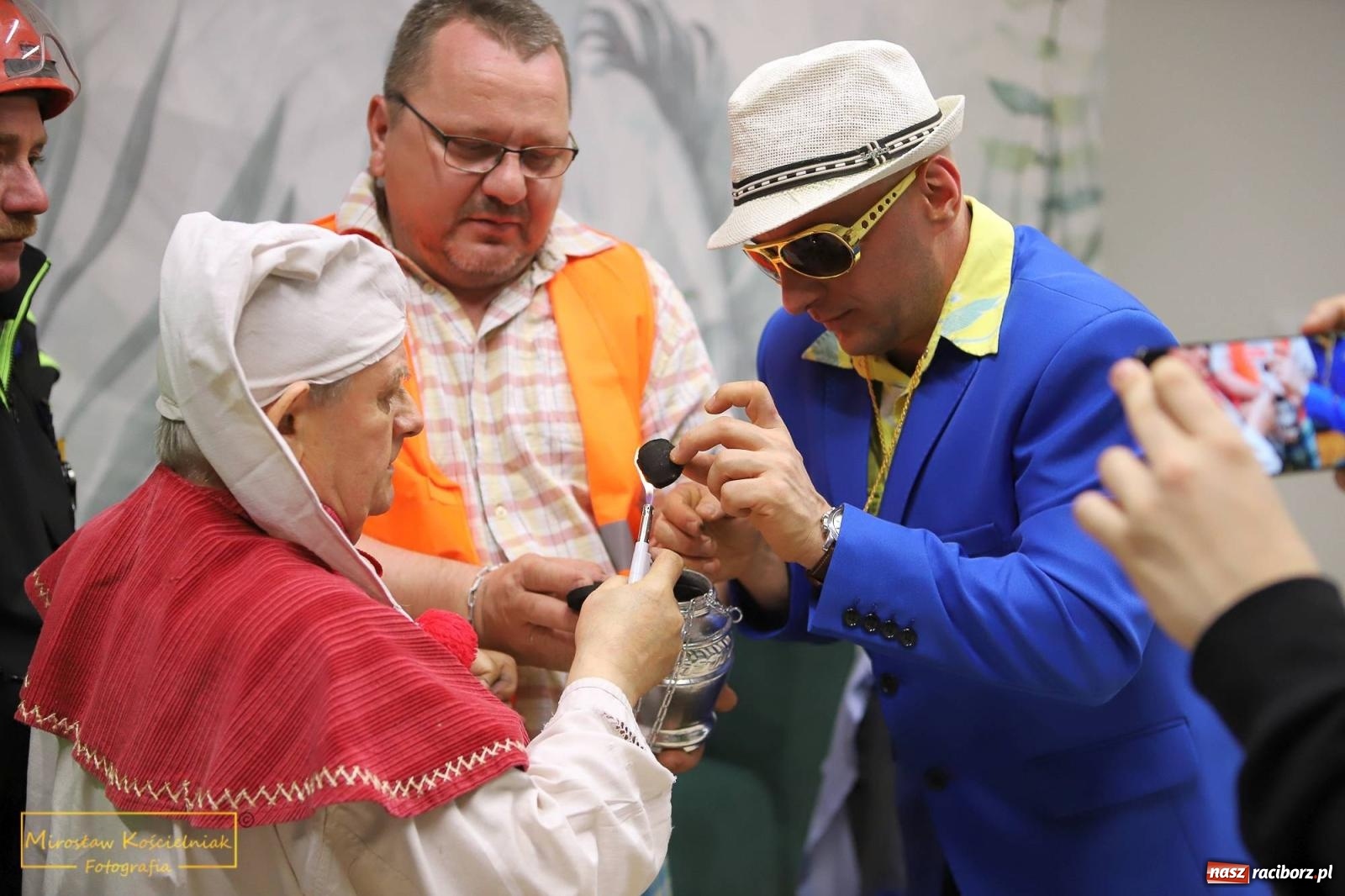 Zdjęcie w galerii na portalu naszraciborz.pl: W Borucinie pogrzebali basa. Karnawał przechodzi do historii wiadomości z regionu
