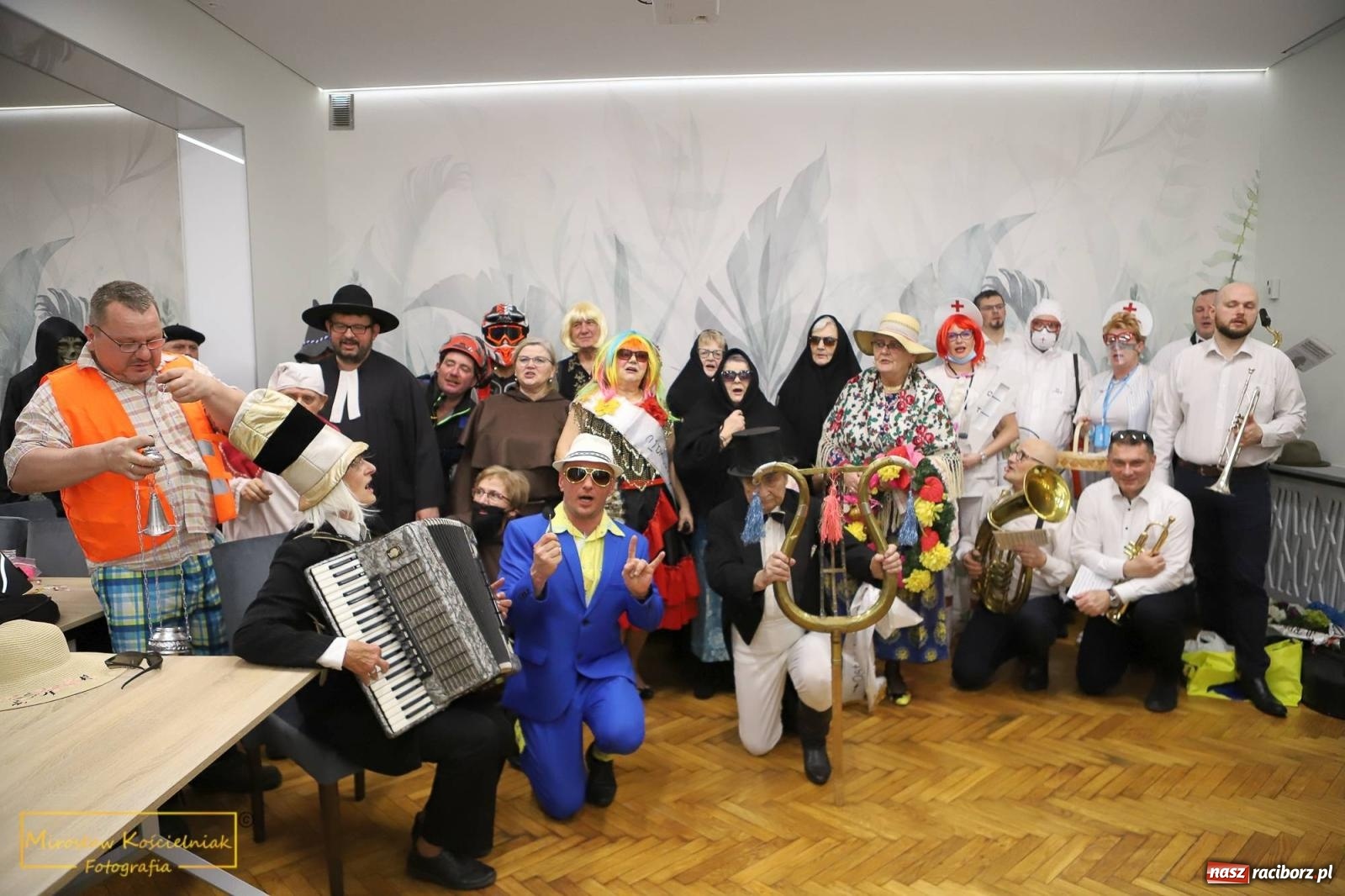 Zdjęcie w galerii na portalu naszraciborz.pl: W Borucinie pogrzebali basa. Karnawał przechodzi do historii wiadomości z regionu