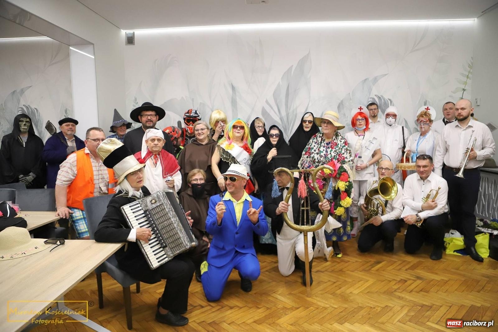 Zdjęcie w galerii na portalu naszraciborz.pl: W Borucinie pogrzebali basa. Karnawał przechodzi do historii wiadomości z regionu