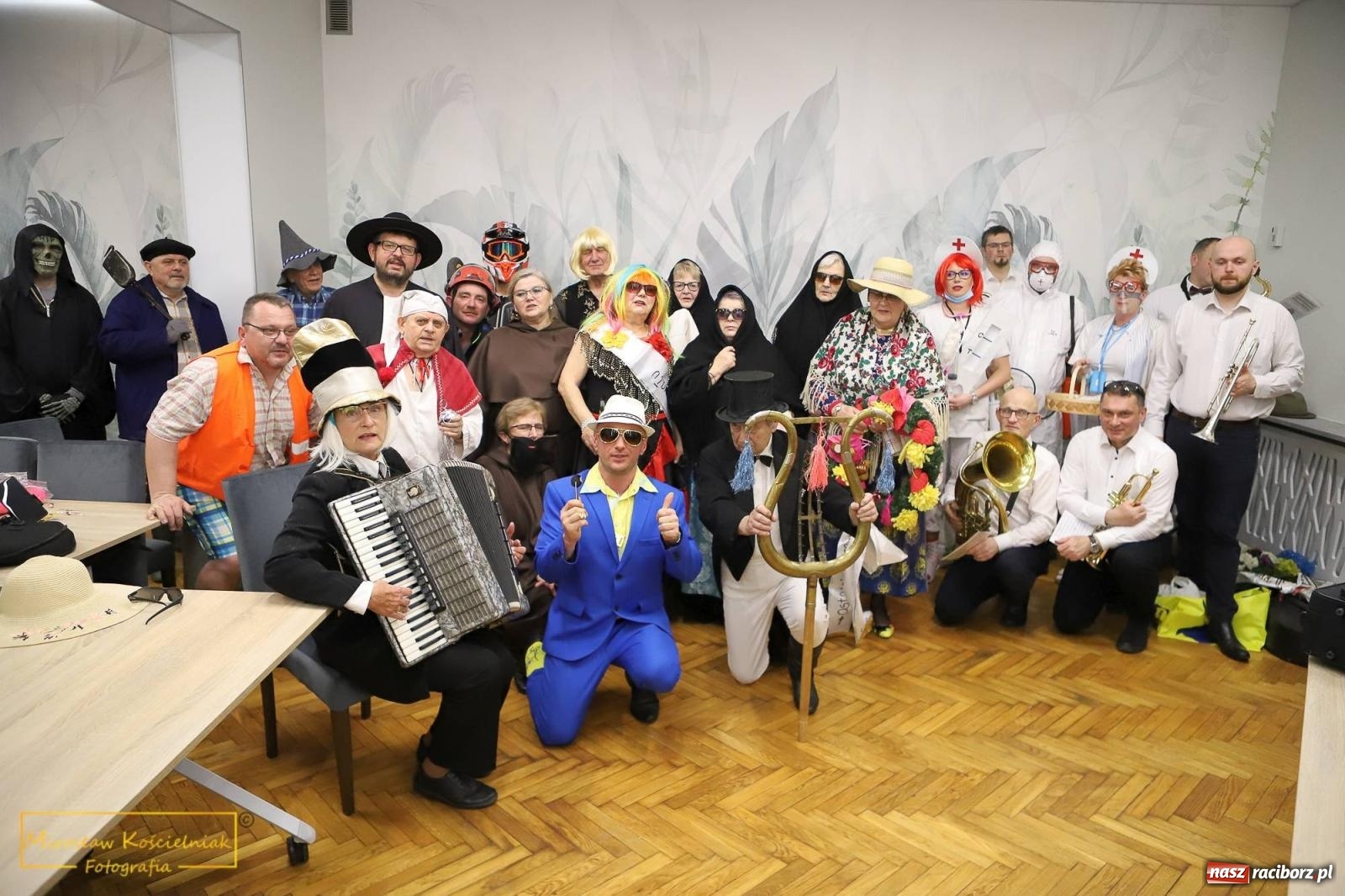 Zdjęcie w galerii na portalu naszraciborz.pl: W Borucinie pogrzebali basa. Karnawał przechodzi do historii wiadomości z regionu