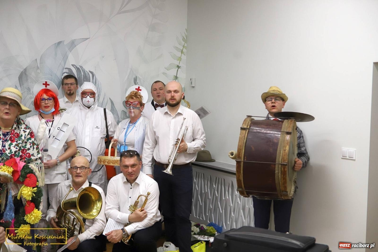 Zdjęcie w galerii na portalu naszraciborz.pl: W Borucinie pogrzebali basa. Karnawał przechodzi do historii wiadomości z regionu