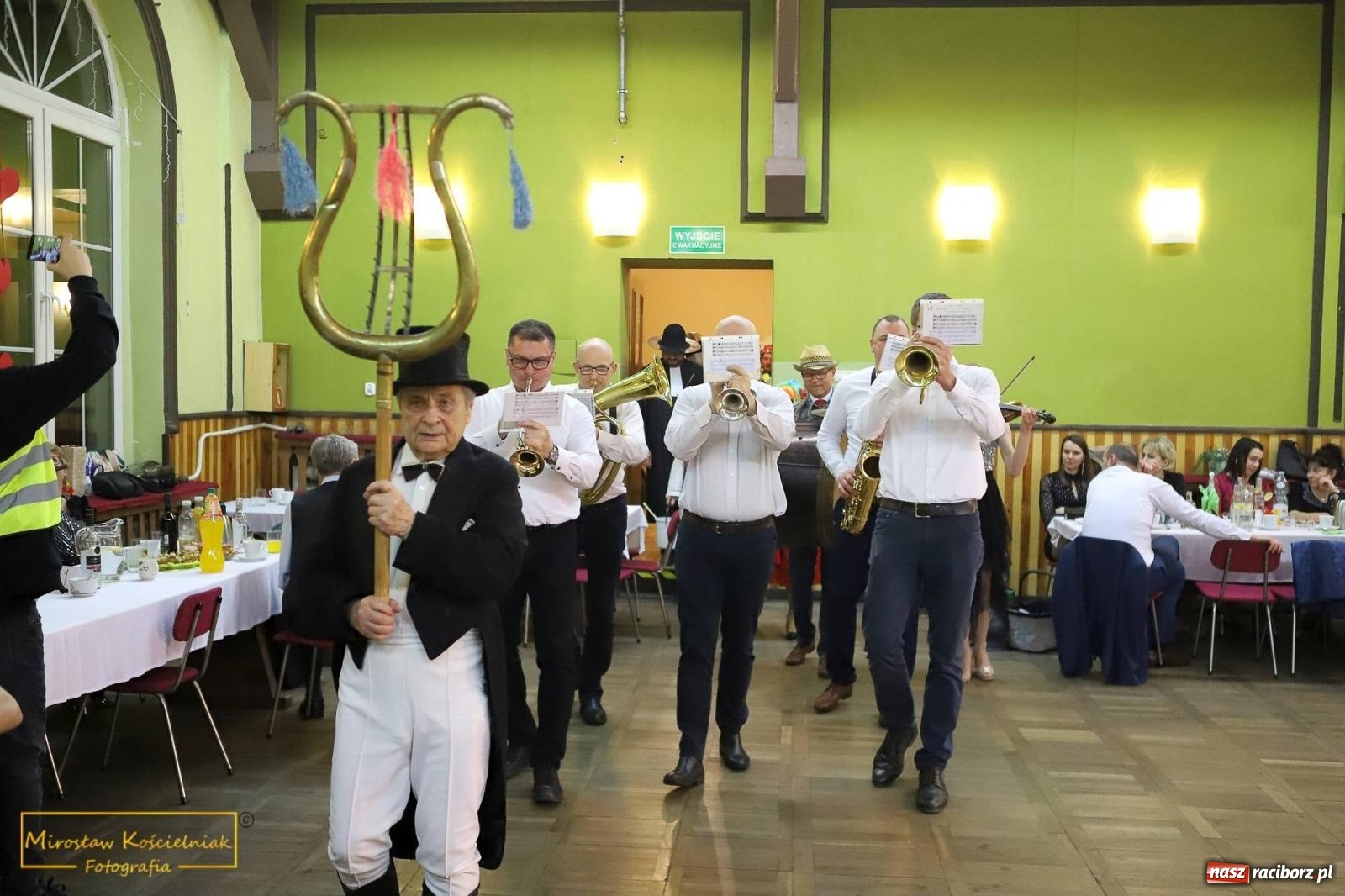 Zdjęcie w galerii na portalu naszraciborz.pl: W Borucinie pogrzebali basa. Karnawał przechodzi do historii wiadomości z regionu