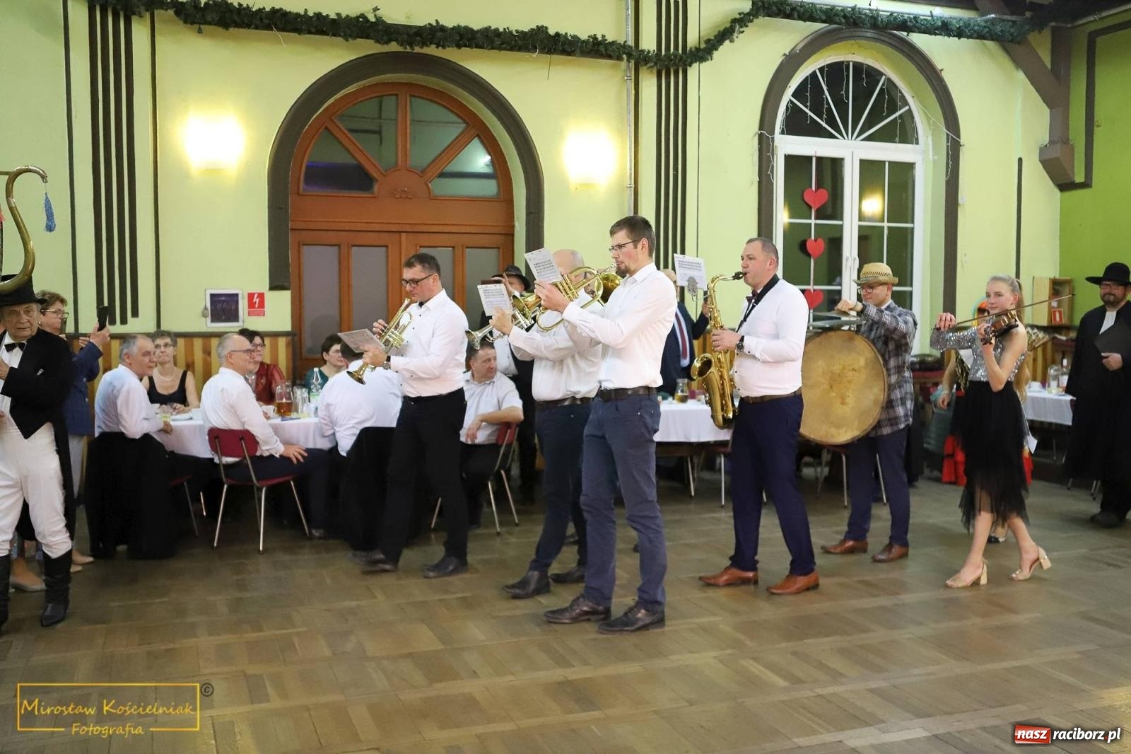 Zdjęcie w galerii na portalu naszraciborz.pl: W Borucinie pogrzebali basa. Karnawał przechodzi do historii wiadomości z regionu