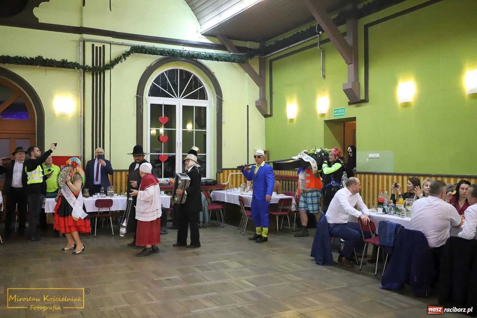 Zdjęcie w galerii na portalu naszraciborz.pl: W Borucinie pogrzebali basa. Karnawał przechodzi do historii wiadomości z regionu