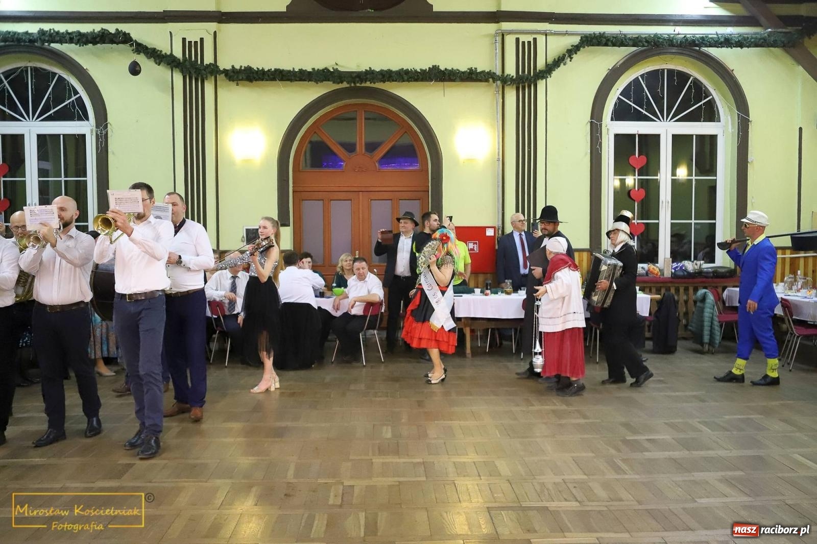 Zdjęcie w galerii na portalu naszraciborz.pl: W Borucinie pogrzebali basa. Karnawał przechodzi do historii wiadomości z regionu