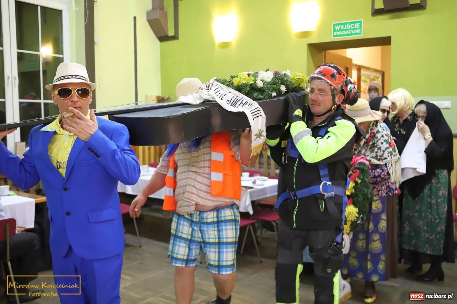 Zdjęcie w galerii na portalu naszraciborz.pl: W Borucinie pogrzebali basa. Karnawał przechodzi do historii wiadomości z regionu