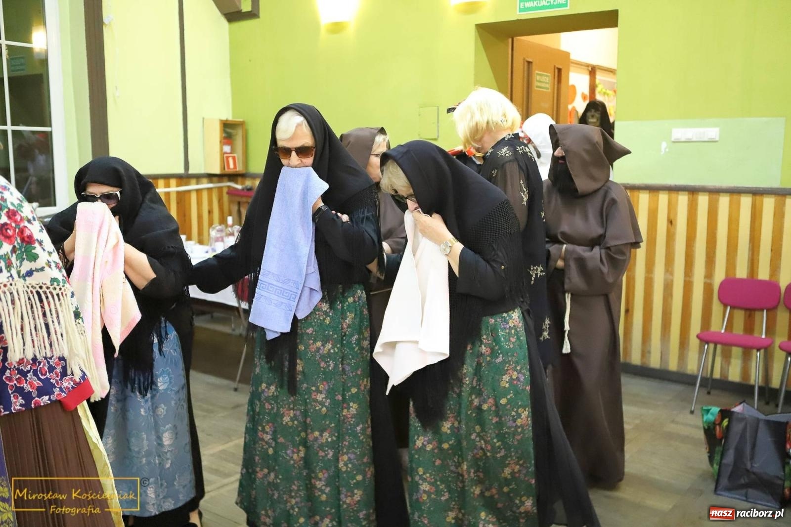 Zdjęcie w galerii na portalu naszraciborz.pl: W Borucinie pogrzebali basa. Karnawał przechodzi do historii wiadomości z regionu