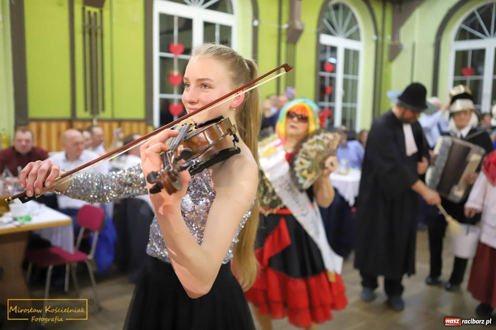 Zdjęcie w galerii na portalu naszraciborz.pl: W Borucinie pogrzebali basa. Karnawał przechodzi do historii wiadomości z regionu